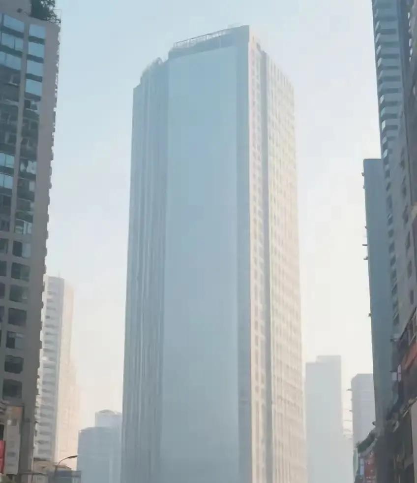 以前总觉得老辈人神神叨叨，一到冬至或者七月十五就不让出门乱跑，听着就让人心里烦得要死

直到前两天跟一位干了大半辈子心理干预的老师傅聊起这事才明白，原来所谓的民俗禁忌里头水这么深，这根本不是什么封建迷信，全都是老祖宗用来规避风险的顶级心理学

现在的年轻人一听“太岁头上动土”、“逢三六九不决断”，立
