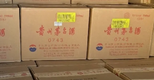 管家两年监守自盗获利243万！退休高官家庭巨额财物引发热议
 
近日，山东一起管家盗窃案二审落槌，看似普通的刑事案件，却因雇主特殊身份，引发全网对公职人员家风建设、资产来源的广泛讨论。
 
一、案情始末：管家“蚂蚁搬家”疯狂盗窃雇主财物
 
2021年，男子李某入职陈某夫妇家中担任管家，同时入职其名