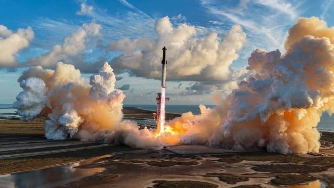 星舰首次入轨就炸了，马斯克的火星梦还差多远

9月28日，SpaceX星舰第14次试飞，历史性地第一次进入了地球轨道。

然后，它炸了。

不是在发射台上炸，不是在上升段炸，是在完成所有核心任务、成功入轨、部署完26颗星链V3卫星、以20倍音速重返大气层之后，在太平洋溅落时炸成了一团火球。

这就是