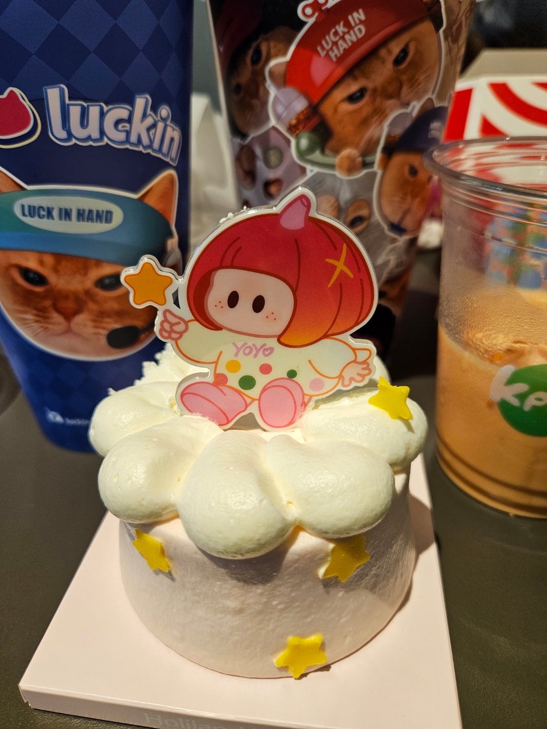 今天又多了一枚冰箱贴。。买好利来蛋糕🎂 上面的无敌与你的美食约会蛋糕[超话]生活手记  ​​​好利来yoyo联名泡泡玛特甜品[超话]好好吃饭瑞幸即享咖啡  ​​​