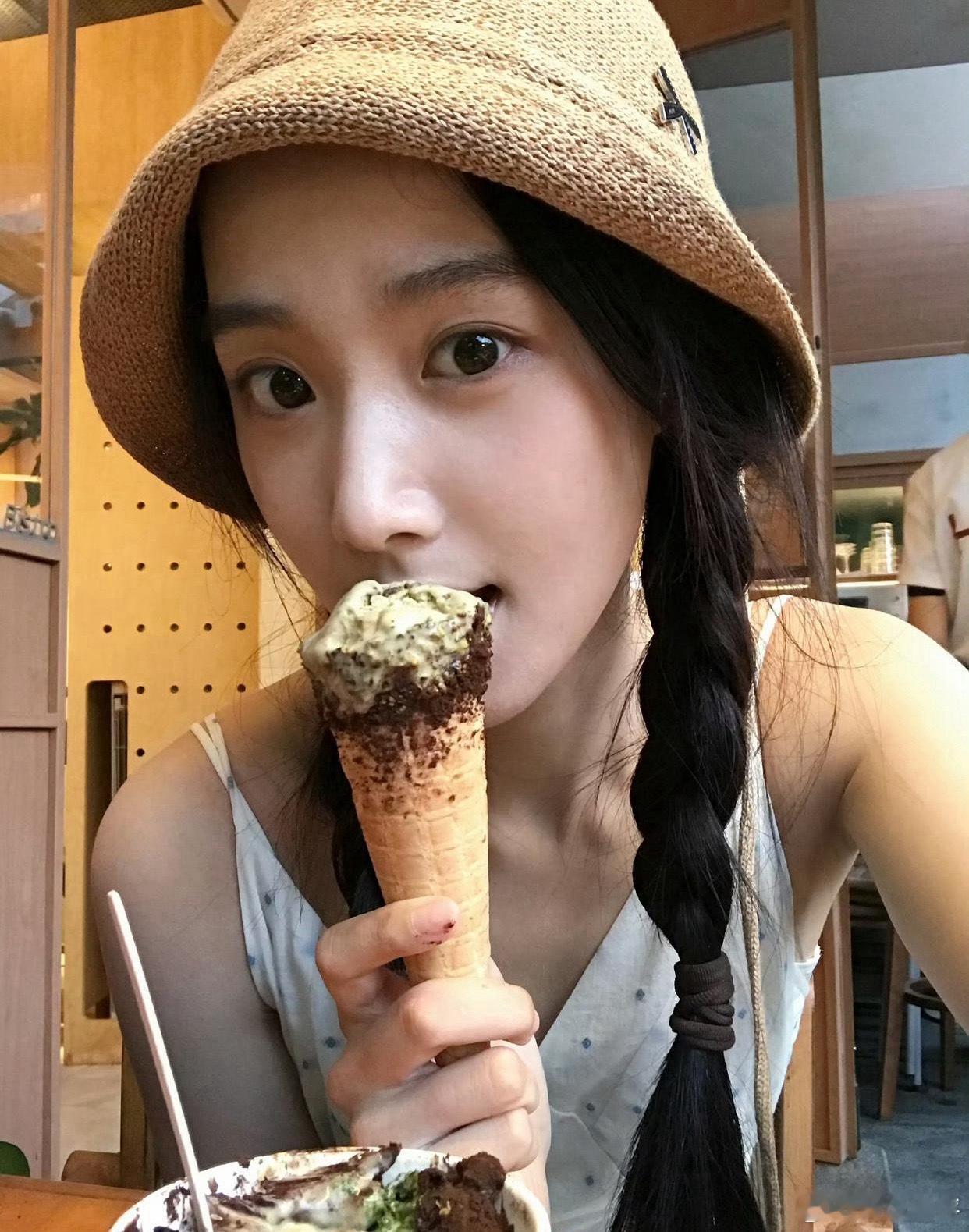 1.王传君不让老婆出去接戏，还要还各种房贷，现在才想方设法地赚钱，可最穷的时候卡里也有一百w余额。
2.卢昱晓在公司待遇特别好，而且最受捧，整个公司只有她是独立的工作室，李一桐和张凌赫都没有，李一桐属于公司“元老”。
3.吴谨言已经跟于正那边续约好几次了，她跟于正是真的关系好，从来没想过 ​