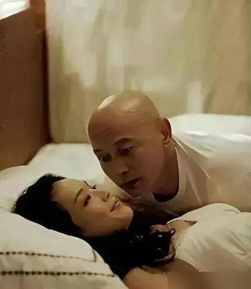 靳东拍戏这么多年，有个规矩圈里人都知道，坚决不碰吻戏。碰上这种戏份，他不是找人改剧本，就是硬着头皮跟导演磨，非给删了不可。
外界猜来猜去，他倒不藏着掖着。一是家里老婆李佳看着呢，犯不上为个工作让媳妇心里膈应。二来他自己较真，死活不信感情非得靠嘴对嘴才能演出来。
拍《我的前半生》那会儿，他跟马伊琍