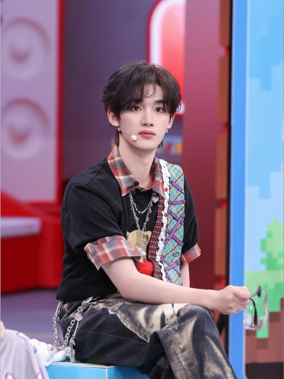 #丁程鑫用脸re了魏哲鸣刘些宁的舞台# 我说小丁你能不能收敛一点，你那表情从“哇哦”到“这是我能看的吗”到“救命好会”全程写在脸上，镜头切过去的时候我直接笑喷，孩子你还小有些东西不用学那么快 #你好星期六# ​