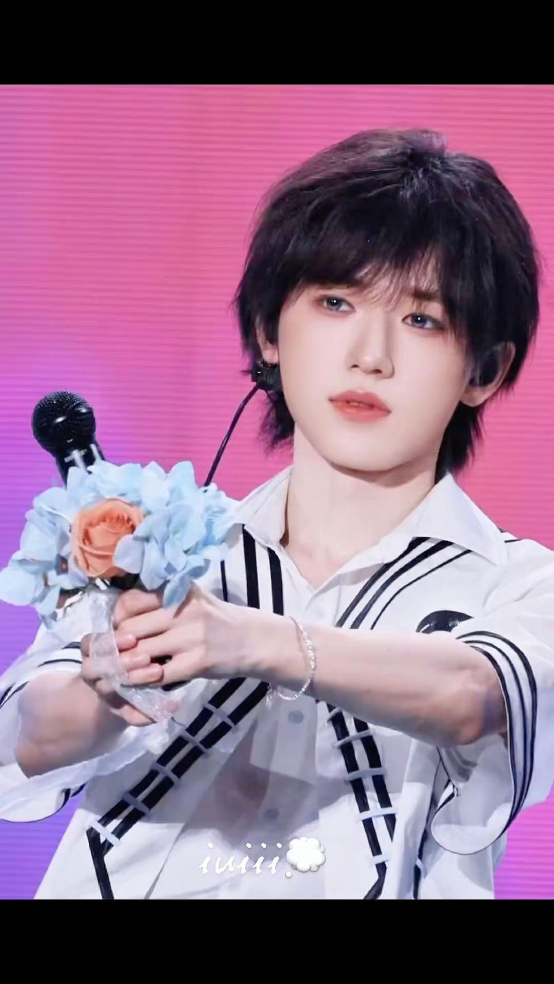 宋亚轩拿起你的麦克风唱出属于你的音乐天地。