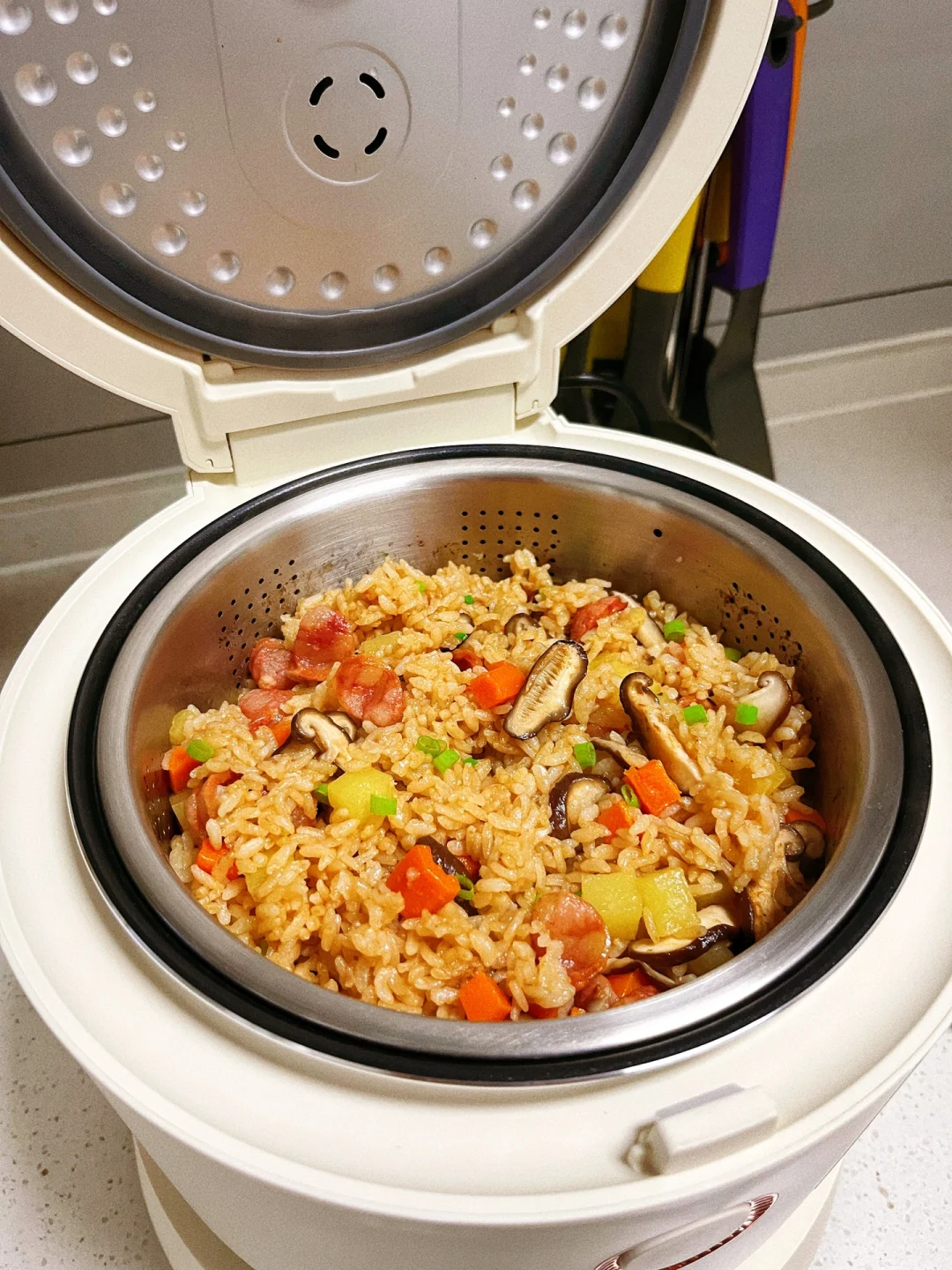 香喷喷的懒人焖饭 | 土豆腊肠焖饭