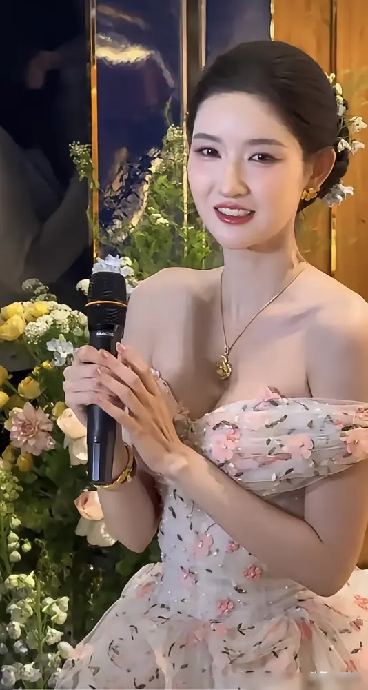 演技再好，不如数据漂亮。这话听起来扎心，却是娱乐圈赤裸裸的现实。

《刺棠》剧组换角的事，最近闹得沸沸扬扬。男主张凌赫火了，资本一算账，王玉雯的咖位不够看，立马换上了田曦薇。你演得再投入，再走心，人家流量摆在那，数据一拉，差距一目了然。这不是个例，这是圈子里每天都在上演的戏码。

王玉雯自己都说过，