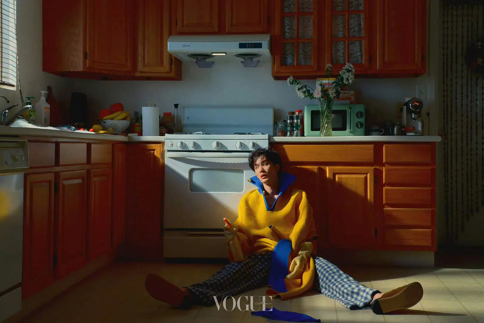 檀健次这次VOGUE MAN居然是用iPhone 18 Pro拍摄的，故事大片拍得像无限流悬疑片，这张脸什么相机都能扛得住，漏额头很好看诶[haha]
#檀健次# ​
