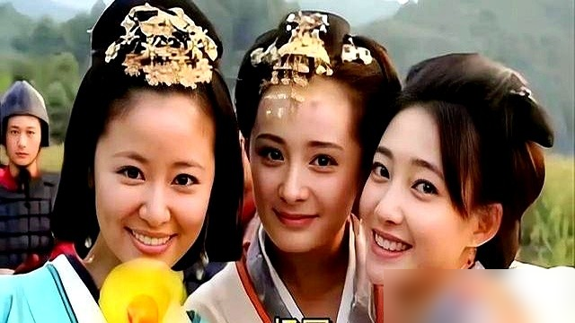 于正拍《美人心计》，投资方直接把一沓照片拍桌上，让他从里面挑女主。他没吭声，挨个翻完，说都不行。
他死等林心如。当时林心如嫌横店太热，直接拒了。于正不换人，天天磨，连哄带劝，最后把人拽进组演了窦漪房。结果剧一播，成了。
后来拍《凤囚凰》就没扛住。开机前一个月，投资方把原定女主换了，塞来关晓彤。三
