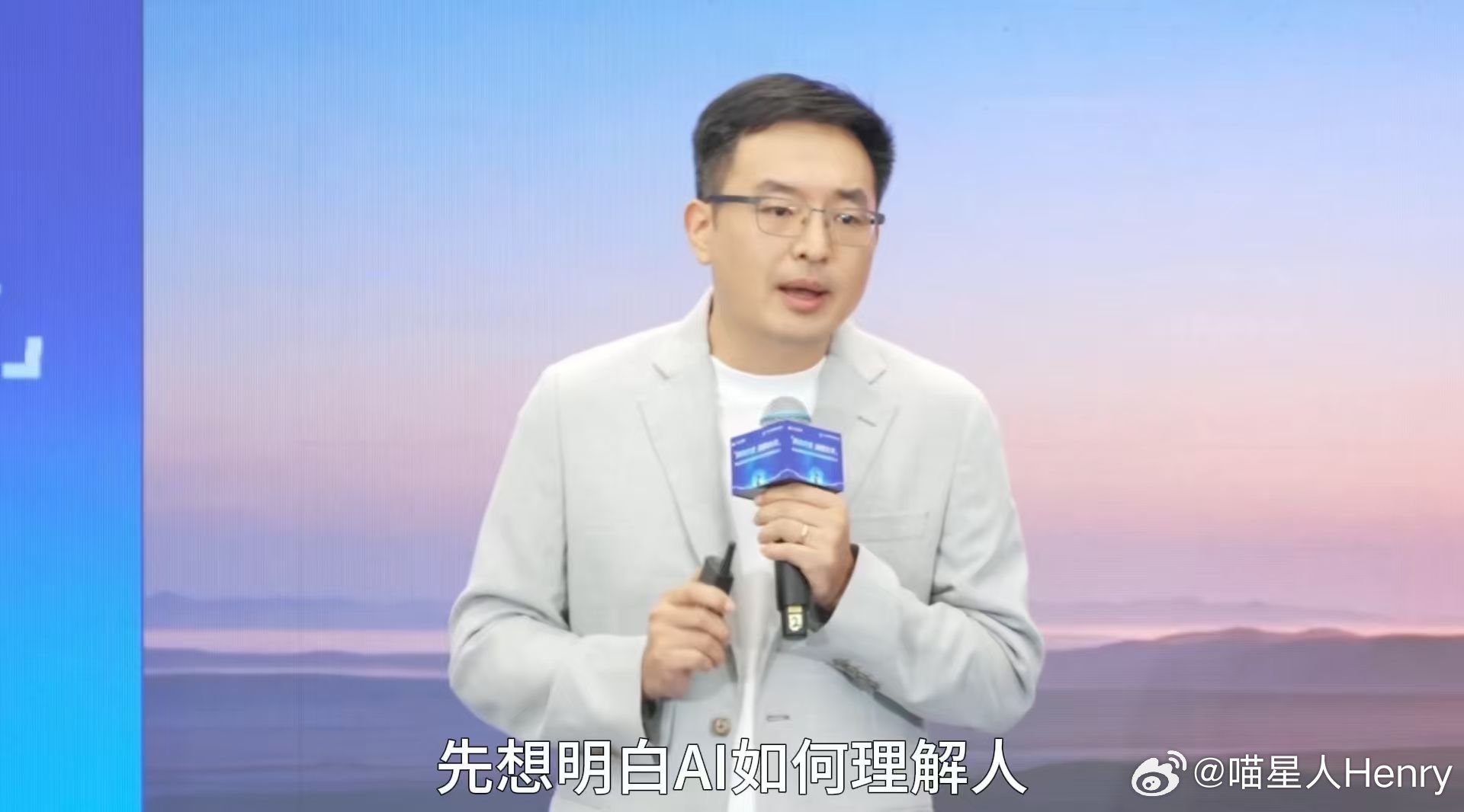 #人形机器人为什么一定要是人形#

别再把具身智能的想象全锁在人形外壳里了。
这次世界机器人大会上AIVA直接把AI大脑安进汽车里，先有AI再有车，大灯是灵眸，车身是肢体，不用模仿人形，照样能感知、共情、主动回应。
原来最落地的物理AI，早就悄悄跑在我们每天的出行路上了 ​