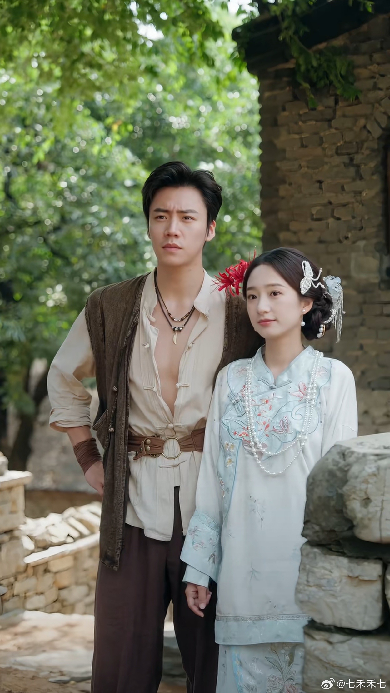 记录2026年看过的短剧之333《花轿，女人和枪》
1️⃣演员：蔡欣洋（谢嶂川）➕谭盐盐（高月娥）
2️⃣推荐指数⭐⭐⭐
3️⃣推荐理由：乱世家国情，搞事业比谈恋爱篇幅多，具有时代和地理特色的剧，总能想到黄土高坡深宅大院，男女主双强，不拘泥小情小爱，心里装的是国家百姓，结局oe[笑cry]

女主看起 ​