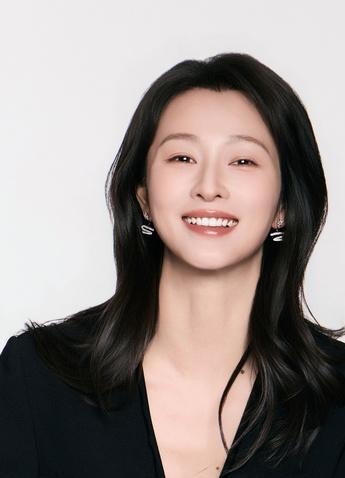 马伊琍跑去演五金店老板娘，还带着一群喜人去没落小城查案子，这路数确实让人有点意外。
江苏卫视在10月27日晚间档端出了一部叫《余红旧事》的犯罪悬疑剧。
有意思的是它的播出规格，整整34集，单集却只有18分钟，开播直接一口气连放5集。在传统大台的晚间黄金时段，这种短平快的节奏相当少见。
故事底子