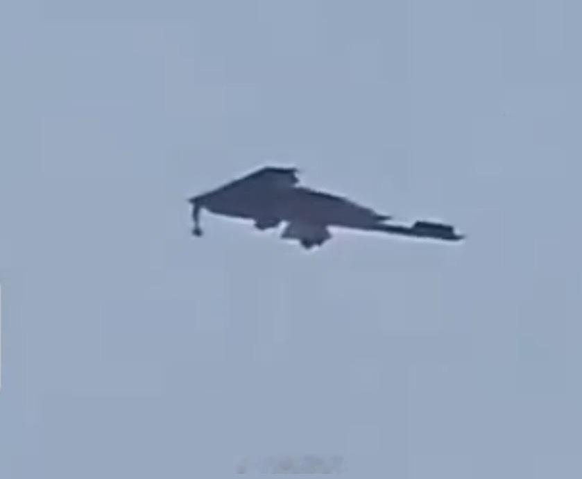 【#美空军基地现神秘造型飞机#】据《纽约邮报》网站8月13日报道，有网友11日在美国堪萨斯州目击到了神秘飞机飞越麦康奈尔空军基地。
画面中，一架灰色大型飞机在空中飞行，《纽约邮报》说其形似隐形轰炸机，很有可能是美国最新一代B-21突袭者战略轰炸机，保密等级为最高级别。美空军说，这款高科技新飞 ​