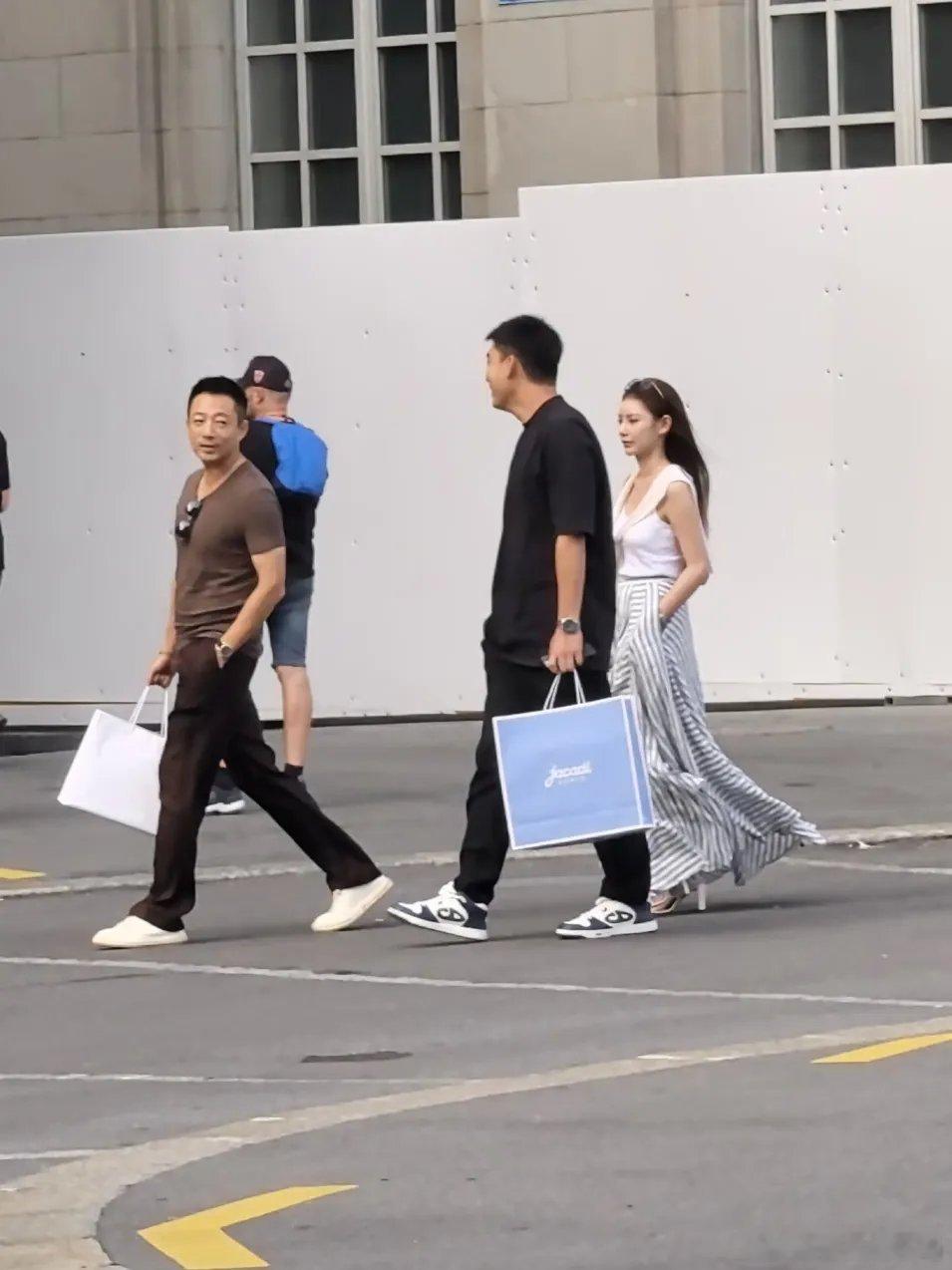 网友在瑞士偶遇汪小菲马筱梅，她俩还挺上镜！在无美颜滤镜的情况下，算是很好看的，尤其是马筱梅，其实她长相和身材都一般，但很会打扮，就有种大美女的氛围感 ​