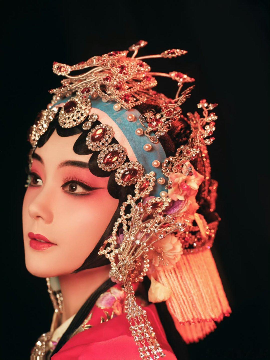 #李一桐[超话]#lyt #李一桐脖子盘蛇# lyt#李一桐说妈妈都没认出自己# 姐姐就是如此之让人捉摸不透 ​