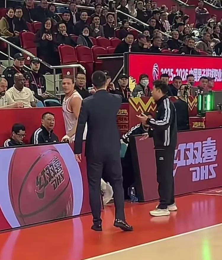 外援洛夫顿耍大牌，主帅卢伟震怒？上海男篮这盆脏水，泼得太没水平了。 别...
