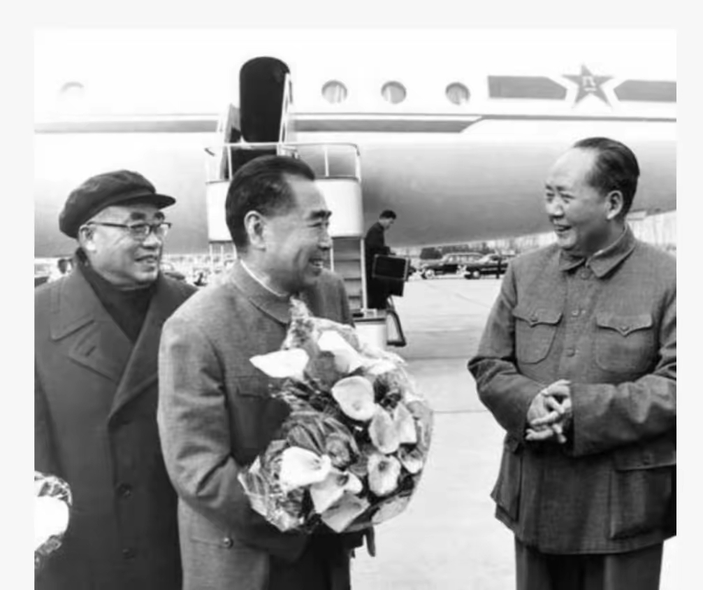 去韶山，常能听见一句很实在的话：“排这么久，还是想进去鞠个躬。”纪念堂前也一样，