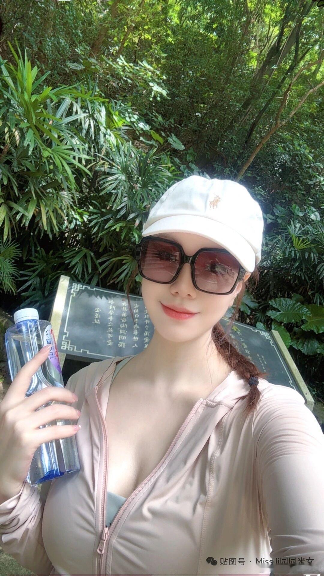 NPO（近封装光学）是一种将光引擎靠近芯片封装的光电转换技术，通过缩短电信号传输距离来降低延迟和功耗。在昇腾960超节点中，华为采用的Hi-ONENPO模块实现了7.2T传输容量，替代传统光模块后功耗降低550千瓦，系统可用度达99.8%。相比CPO（共封装光学），NPO保持光引擎独立封装，维护更灵活，当前是AI ​