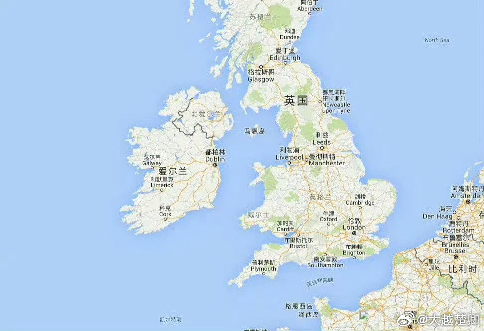 特朗普说，他乐见爱尔兰南北统一，认为这是大好事。 爱尔兰独立一直是一个敏感的问题，​这一表态直接打脸英国，有可能引发了一场外交风波。不过，特朗普在说完之后自己嘟囔立刻要“赶紧溜”。#特朗普称乐见爱尔兰统一# ​