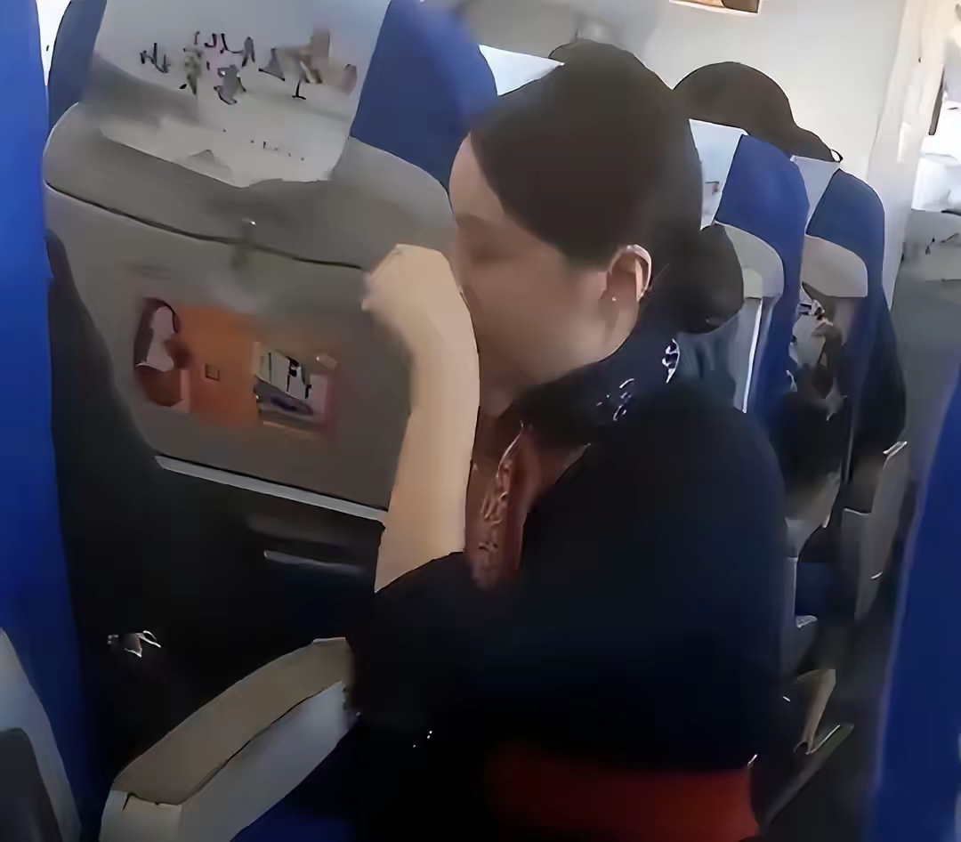 买张机票就飘了？推车磕碰已道歉，你辱骂威胁逼人下跪，这不是维权，是人格侮辱！服务不等于让渡尊严，机闹入刑不是摆设！东航报案、停运，干得对！跪式服务换不来尊重，该拘就拘，别让老实人吃亏！