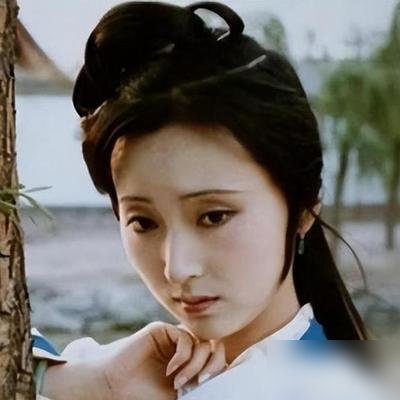 谭松韵给“沈嘉兰”写了7封信，落款全是真名，这事比剧里斗倒一屋子人还戳心。
《兰香如故》昨天会员收官，导演说“遇到了最懂它的观众”，可真正让弹幕炸锅的，是郑合惠子演的杜翠雀。一个被骂“恶毒”的反派，采访里只说了句“我就是想被看到”，瞬间把恨意变成了唏嘘。
这剧妙就妙在，不跟你讲大道理。许兰香不学