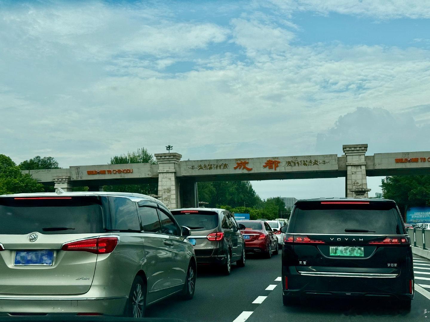 落地成都，刚过这个标志性入城大门就遇上堵车[笑cry]前面并排两台热门MPV，左边别克GL8，右边岚图梦想家，燃油老牌和新能源代表同框。
在成都街头，商务MPV出镜率真的很高。一座来了就走不太快的城市～  ​