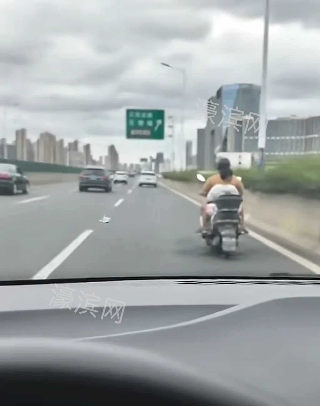 心太大！南通有家长带着孩子“闯”高架！