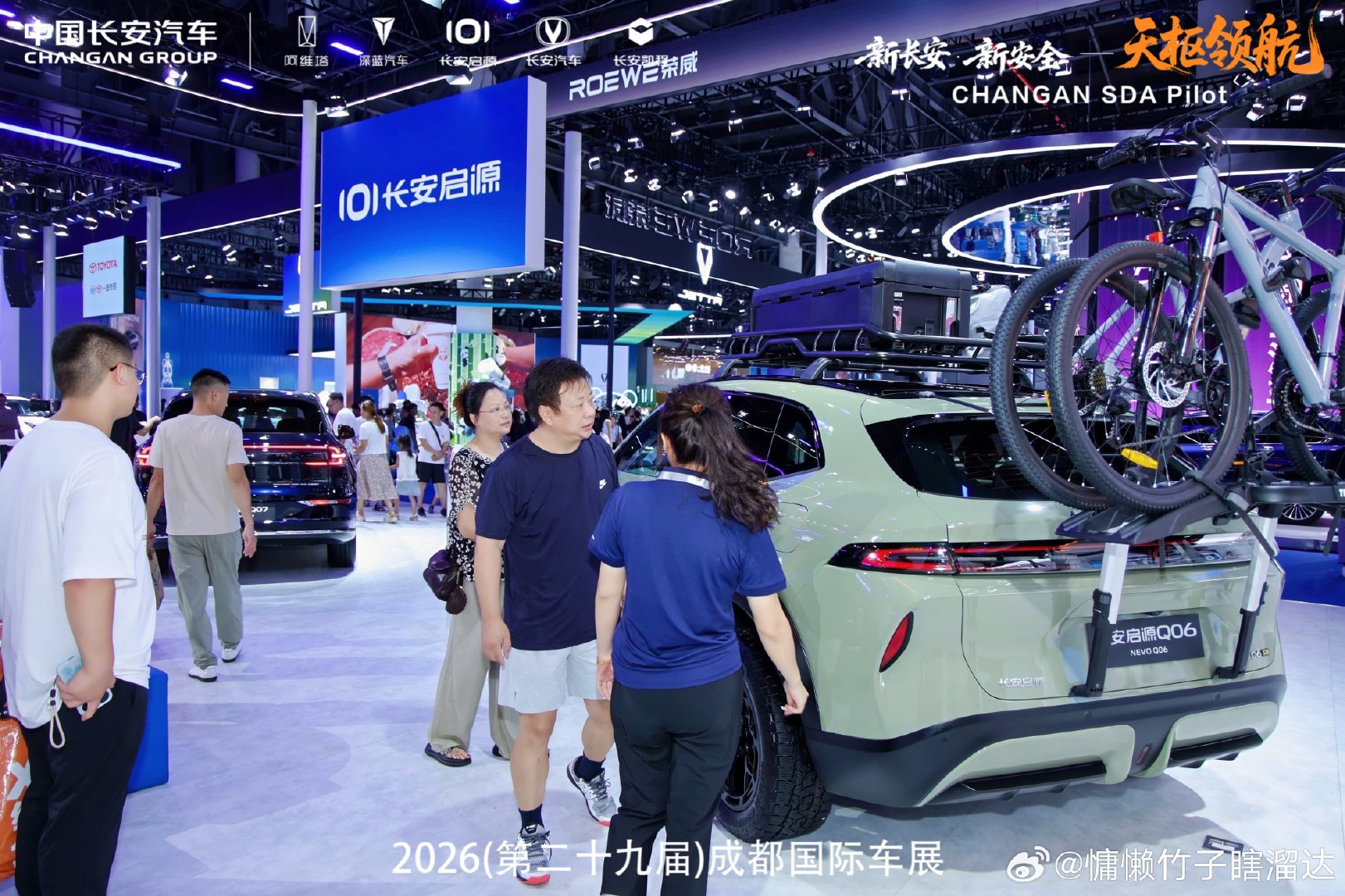 2026成都国际车展长安启源展台
启源Q06户外露营装备拉满
车顶行李架+车尾自行车支架，户外出行氛围感直接拉满
自驾露营、骑行出游都能轻松适配，实用性与颜值双在线，现场人气爆棚
#长安启源Q06 #2026成都国际车展 #天枢领航央企智造安全可靠#长安汽车 ​