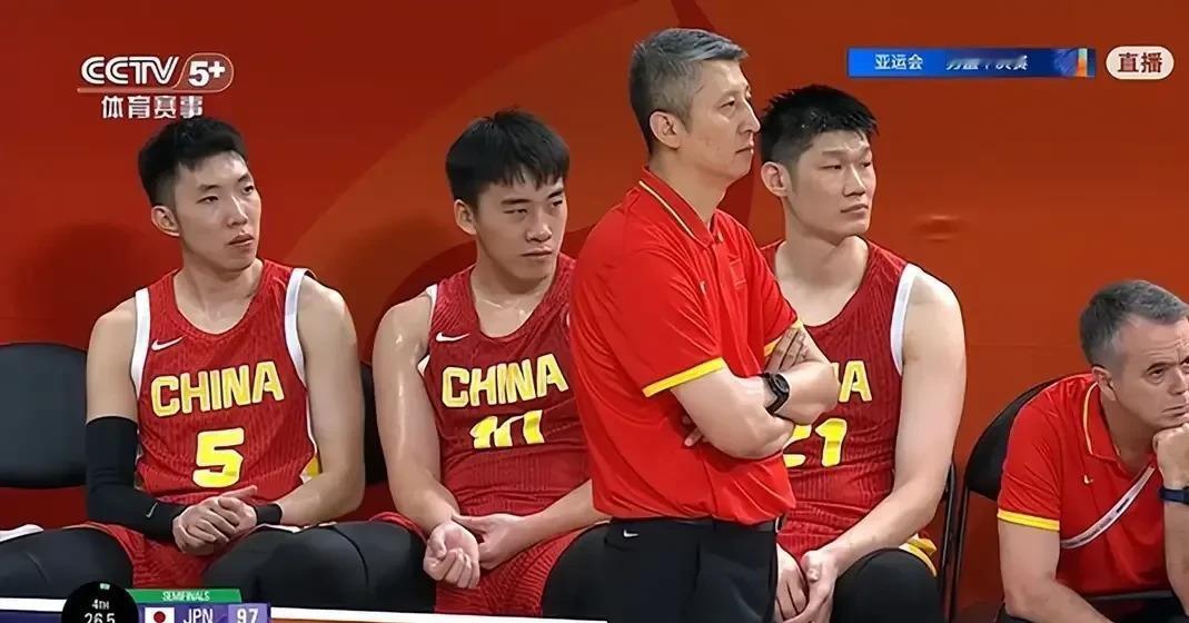 亚运男篮今天收官了。三四名决赛，中国队70:79输给伊朗，第四名。晚上决赛，韩国67:57赢了日本，夺冠。
说实话，这两场看下来，心里挺不是滋味的。郭士强带队，世预赛被韩国双杀，亚运会又两次输给日本，全是那种怎么打都打不过的无力感。
可偏偏韩国能赢日本。同一个对手，人家拿得下，我们拿不下。这差距到底