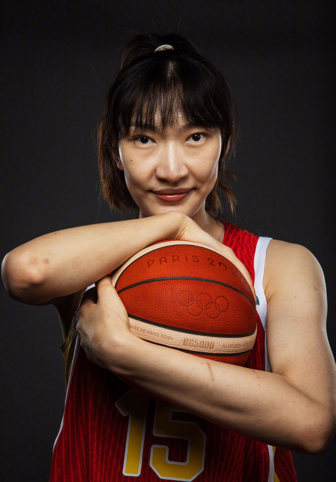 中国女篮是本届 2026 女篮世界杯 16 支参赛队里，集中备战周期最长的队伍吗？这个可以肯定不是官方说法。国际篮联没有官方统计排名。 中国女篮4 月 15 日正式启动集训，一直到 9 月 4 日世界杯开赛，跨度近 5 个月，确实周期很长。但奇怪的是一直参加训练的球员表现一般，在其他联赛打球临时归队