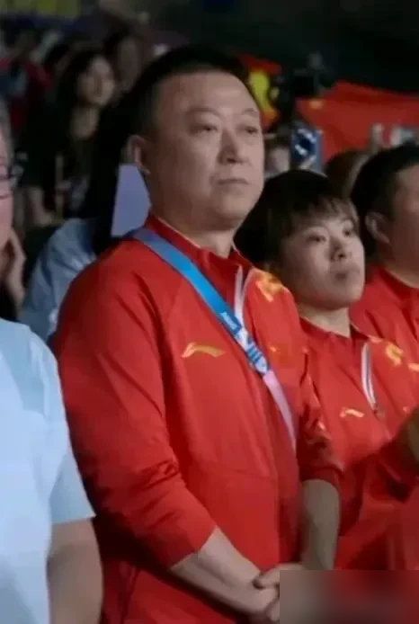 巴黎女单决赛打完，陈梦走过去一把抱住孙颖莎，贴着她耳朵说了句要加油。
全场都在喊孙颖莎的名字，陈梦赢了球，腰伤缠身，30岁，赛前自己都说这场是下风球。
六局打完，4比2。第五局孙颖莎自己说心态绷不住了，陈梦没动摇，一分一分抠到最后一板。
孙颖莎后来回忆，陈梦说的是让我继续努力再来。她说老天是公