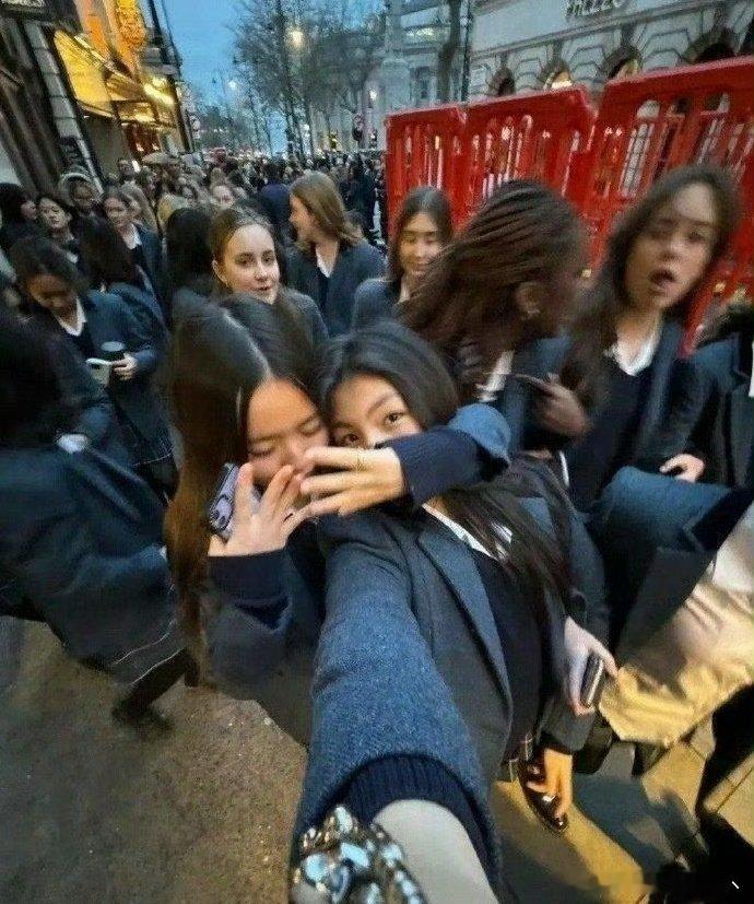 李湘曾经说：“我女儿以后的朋友一定是来自世界各地的”，果然成真了 ​