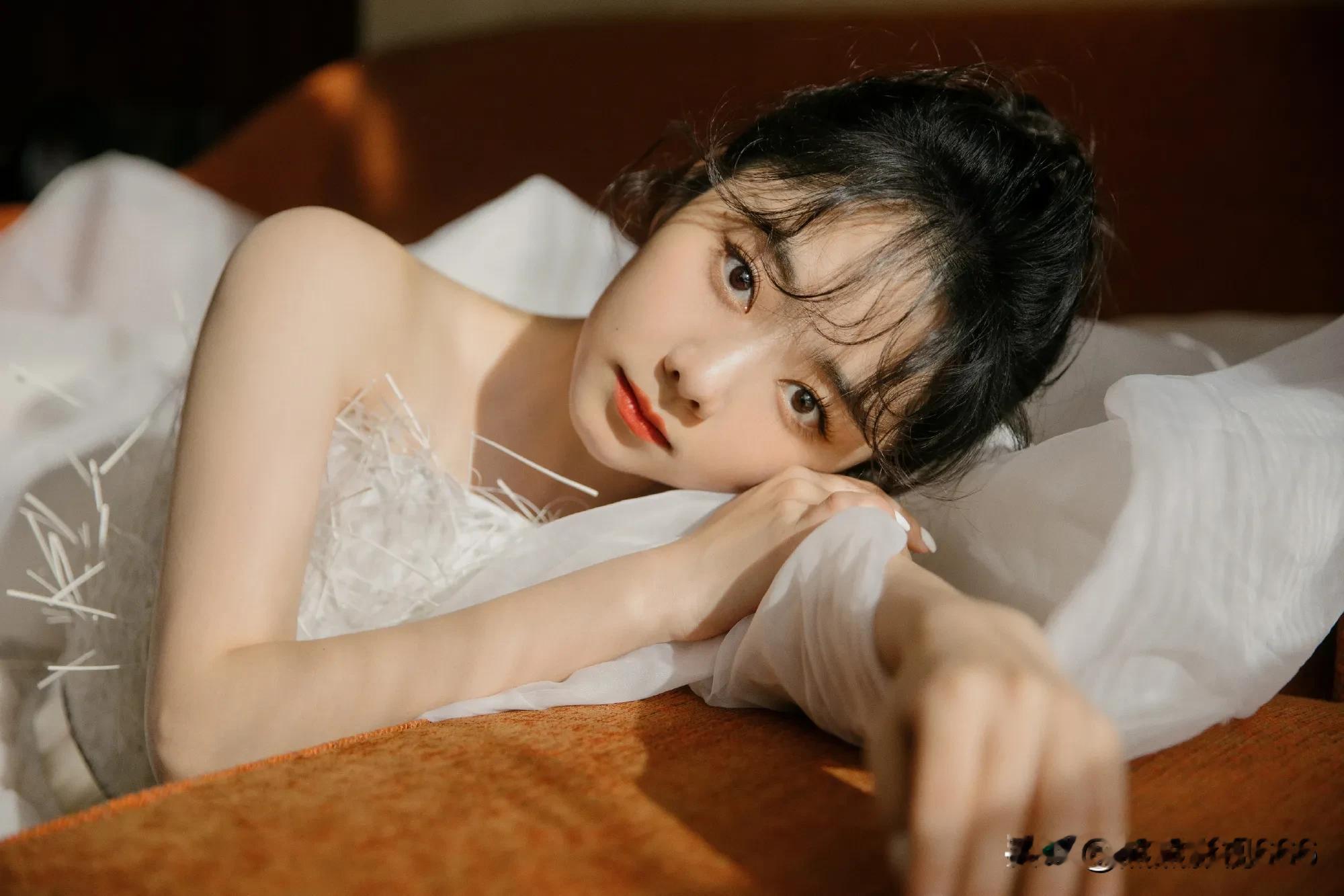 谭松韵身着白色抹胸拖地大长裙，宛如仙子降临，纯洁而高雅。       ...