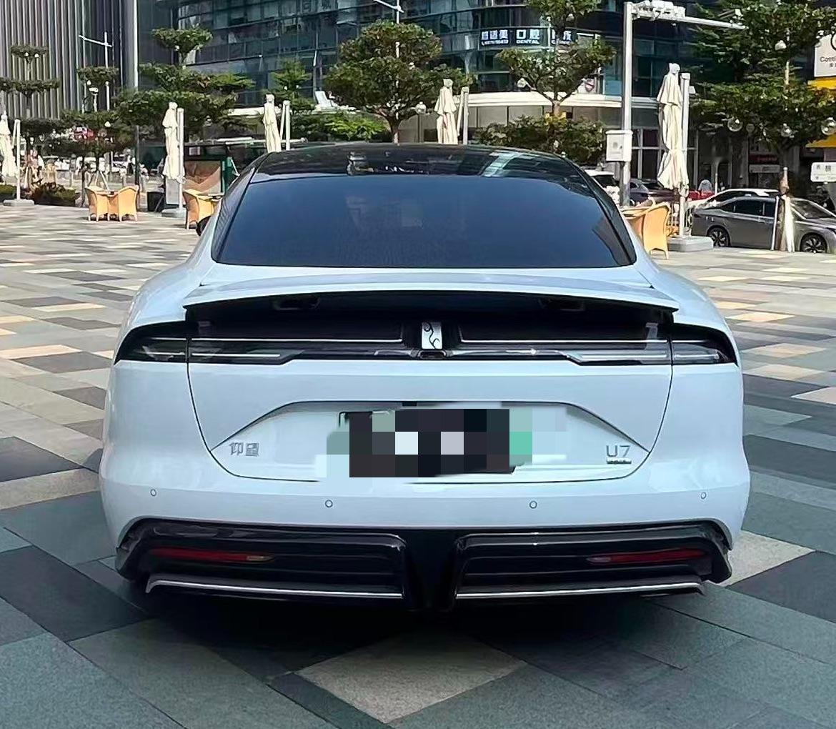试驾仰望 U7 EV：过减速带那一下，底盘滤震把行政车的从容写在了脸上
本次试驾车辆来自品牌授权体验中心，配置为长续航纯电版本，试驾路线覆盖城市主干道、一段快速路以及周边若干弯道。
起步阶段，电门踏板调校偏线性，初段并不窜，适合拥堵车流里跟车。深踩之后，四电机同时输出，推力来得直接但不突兀，没有传统