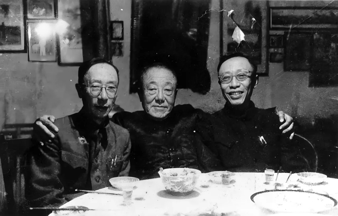 1961年春，载涛在家中搂着侄儿溥仪和溥杰时的合影，三位旧时的“皇室”身份已经发生了天翻地覆的变化，载涛贝勒因为养马的特长，成了马政顾问，溥仪和溥杰也先后通过改造获得特赦，才重新再聚。

这一幕在当年是根本无法看到的，因为旧时讲宫廷礼仪，载涛虽然是溥仪亲叔，溥杰是溥仪亲弟弟，但是在正式场合，都要对着