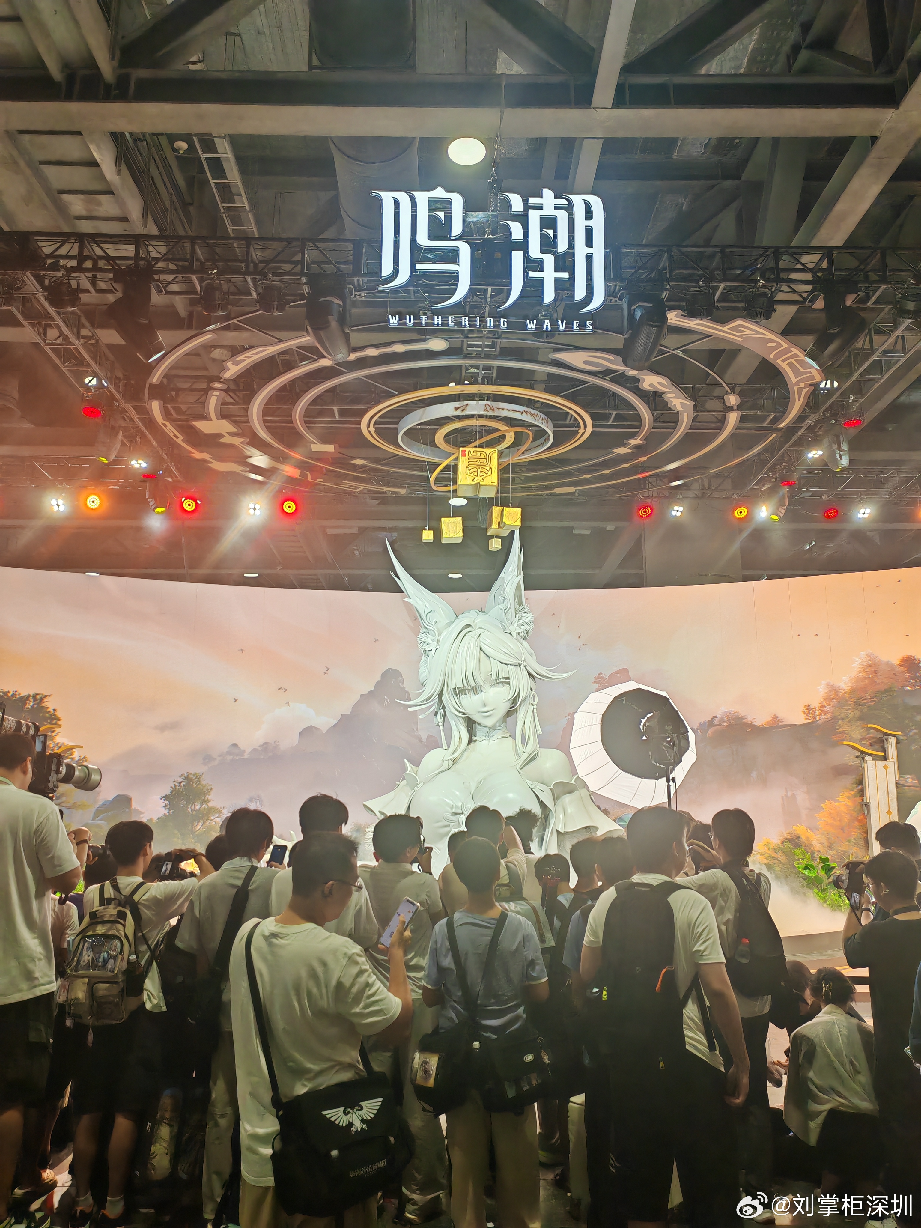 刚进来广州动漫展，已经一万步了[笑cry]，排队的地方人太多，各种拐弯，找个地方缓一缓再逛。现在年轻人玩的世界，已经懂了一些，但不是很多。我闺女跟我说，找coser拍照，要先问下：老师，能集邮么？然后再拍，要不然不礼貌。我回答好的，截止现在只认识一个coser，那个龙珠的龟仙人。 ​​​