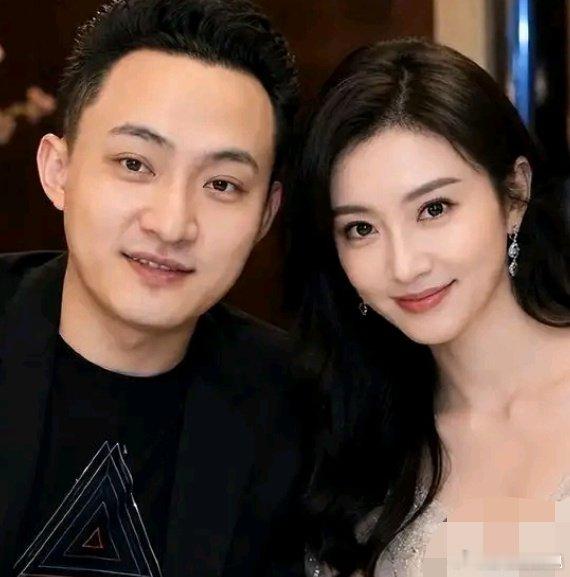 孙宇晨5000万VS景甜500万
都说景甜不缺钱，而且最爱的人是张继科，可当初为什么不愿意帮他还钱呢？区区500万对于日薪208们来说，就两天半的工资而已，怎么那么小气啊？#刘翔前妻说景甜太单纯# ​