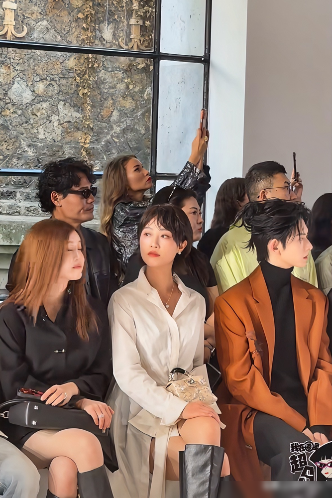 蓝盈莹陈妍希巴黎生图同框，网友吵翻了，但真没谁碾压谁。
山本耀司秀场头排，俩人挨着坐。蓝盈莹黑长裙墨绿围巾，冷着一张脸，背挺得跟尺子似的。陈妍希黑色新中式，笑还是那个笑，温吞吞的。
外媒镜头不客气，蓝盈莹颈纹、疲态全出来了，陈妍希顶光下也显浮肿。
这不是她俩第一回同框。年初品质盛典，一起全开麦
