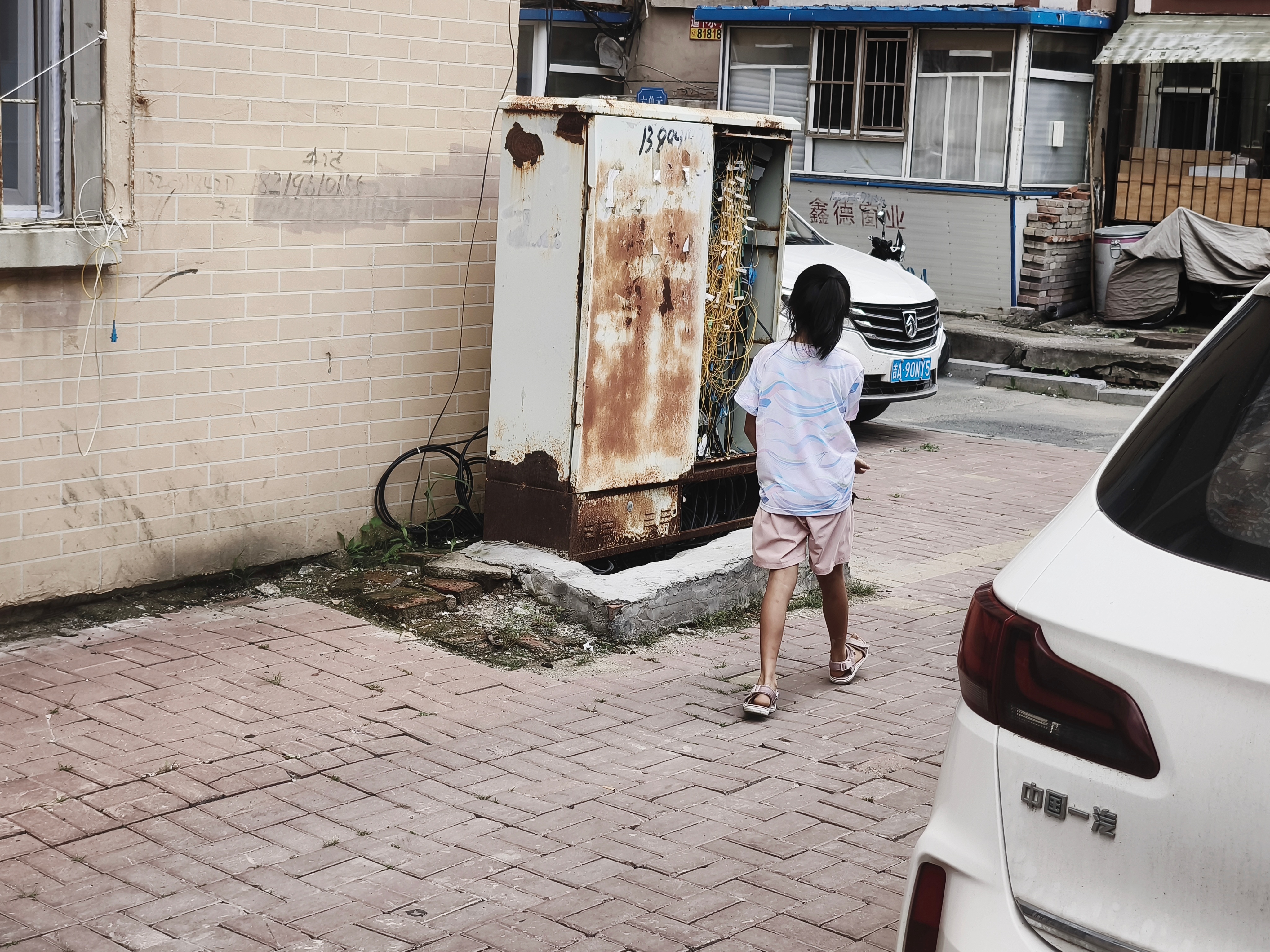 #我的中年生活# 我不知道我的中年是什么样子。与其说不知道，不如说不太想知道。年轻的时候总觉得未来像一张下水道平面图，摊开以后，上面多少会有几条出路。后来慢慢发现，出路是有的，只不过尽头都是收费站。

我大概会住在一幢刷着红漆的混凝土楼里。那种楼在城市里很多，长得彼此差不多，像是某个 ​