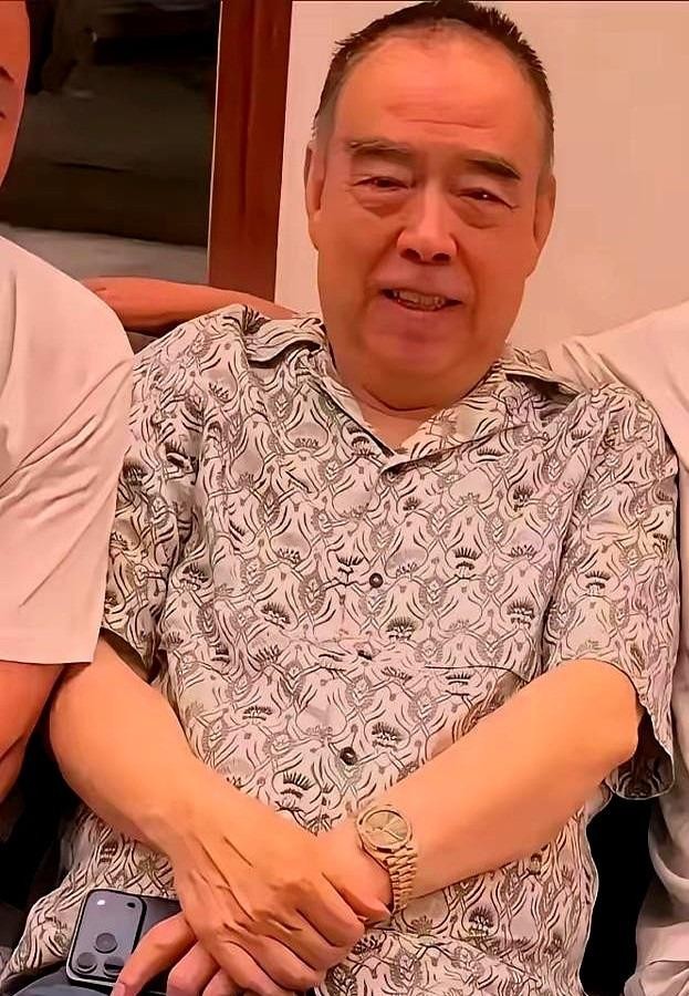 陈凯歌最狠的一幕，不是电影里的千军万马，是三亚小院里，他弯着腰，把酒杯满上，递到老友手里。
没人否认他“难搞”。‌《演员请就位》上，倪虹洁被他一句话顶到眼眶发红；柳岩当年问《无极》票房，他脸一沉，场面瞬间冻住。他不是不会发火，是把火都烧在“戏够不够真”上。
可镜头一关，塑料凳一坐，茶壶一拎，他又是那