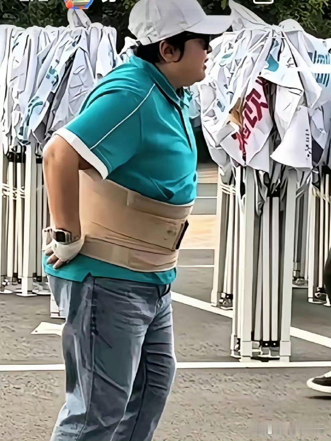 韩红因为腰不好把护腰露外面穿，身形看着真的明显暴瘦了一大圈，当众弯腰实在令人意外！ ​