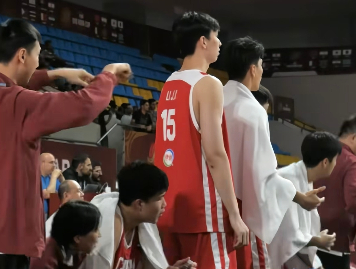 中国U18男篮以79比66击败新西兰，时隔12年再度挺进亚洲杯决赛。韩媒直言：这支中国队的身体与运动天赋，在日、韩及西亚球队眼里是“断崖式领先”！

一、 赢在哪里？不再靠“硬抡”，而是打出了高级的团队篮球

回看这场半决赛，过程简直让人直呼提气：

开局窒息防守：开局9比2，首节24比10，新西兰