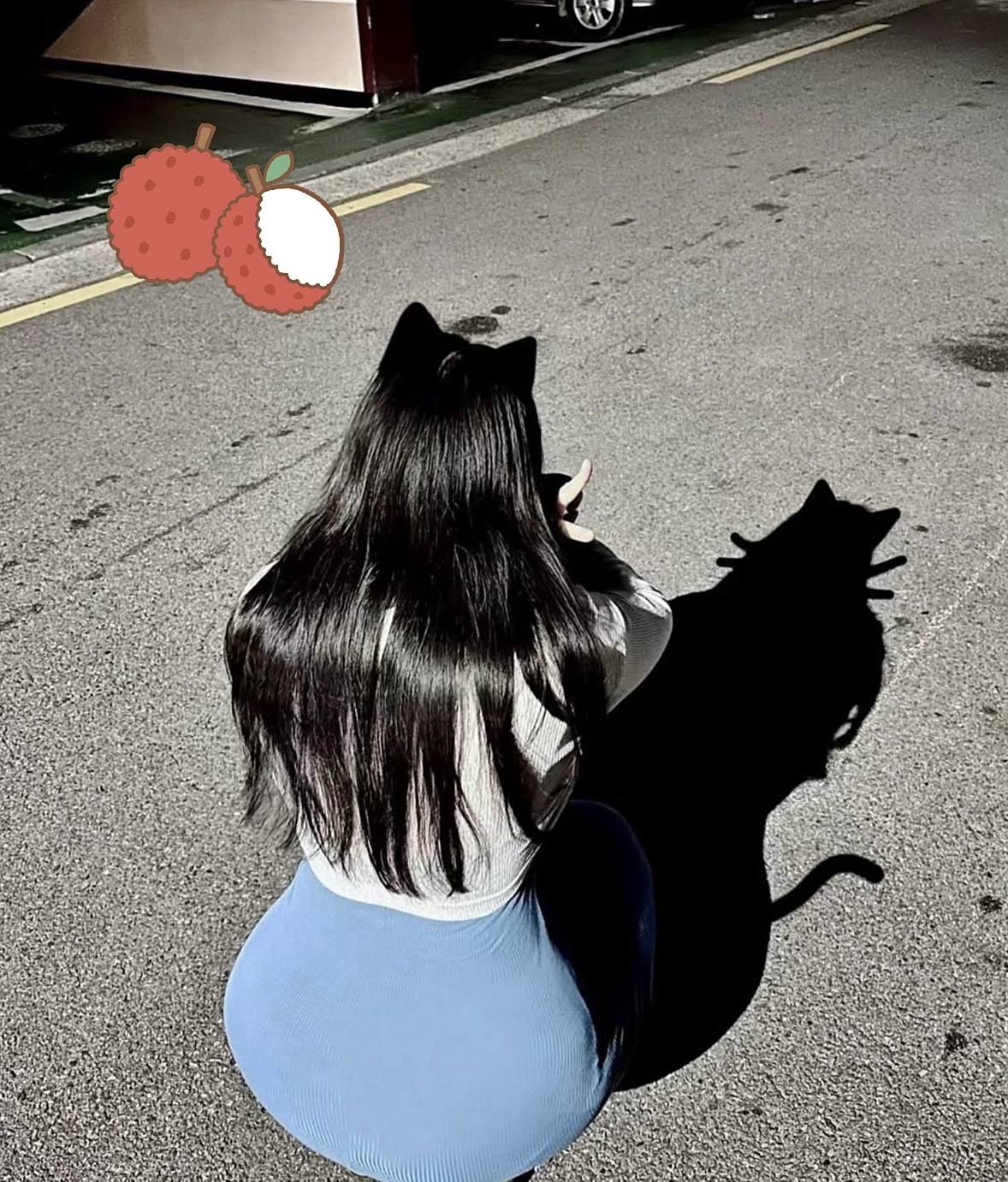 哈哈，这话太贴切啦！看她戴着猫耳，影子都自带猫猫形态，长发飘飘又娇俏...
