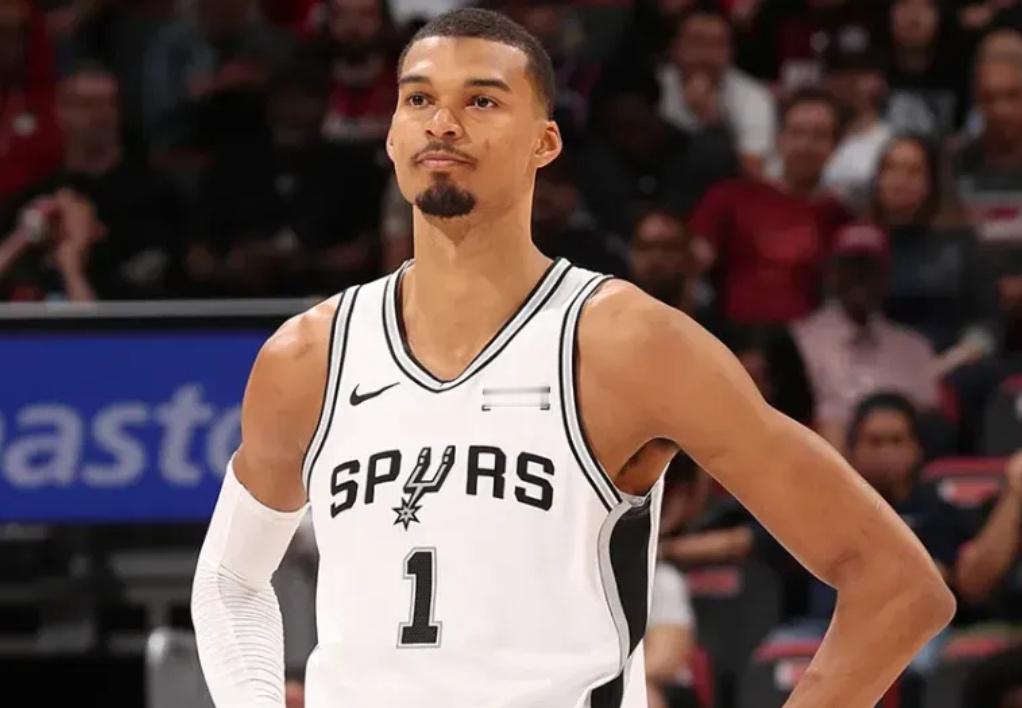 米奇：文班进入联盟之初就被强加身体对抗，这变得令人作呕  NBA季后赛...