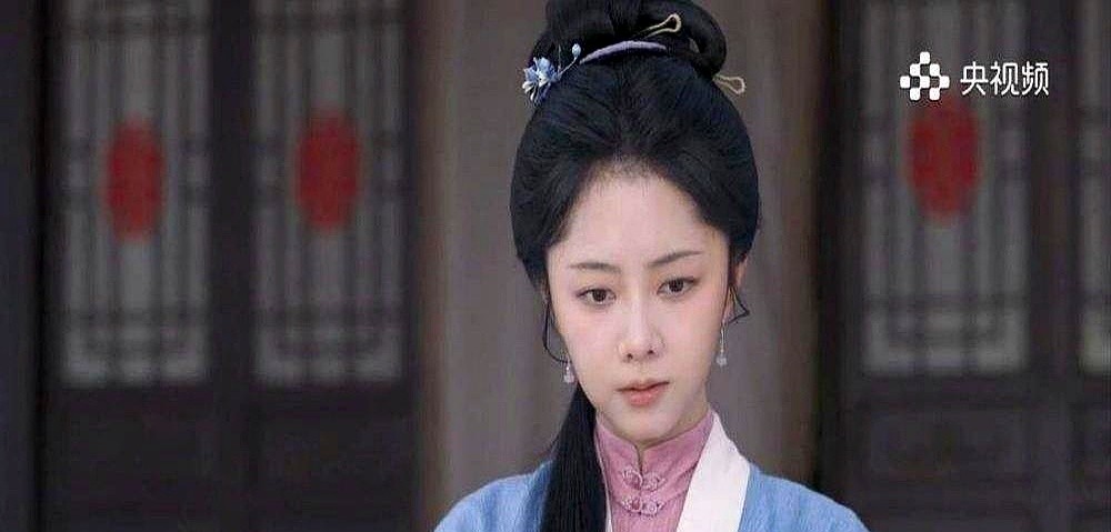 刚提着活鹅定下亲，转头一道圣旨，未婚妻就成了别人的。

《兰香如故》47集收官，兰香不哭不闹，先安抚爹娘再稳稳接旨。弹幕都在刷“这才是当家主母的料”，但越冷静越戳心。

演韩梁的牛骏峰更绝，导演一个电话，他剧本没看、片酬没谈，直接清空档期进组，最后那场雪夜死谏让全网彻底破防。

大难临头不掉一滴泪，