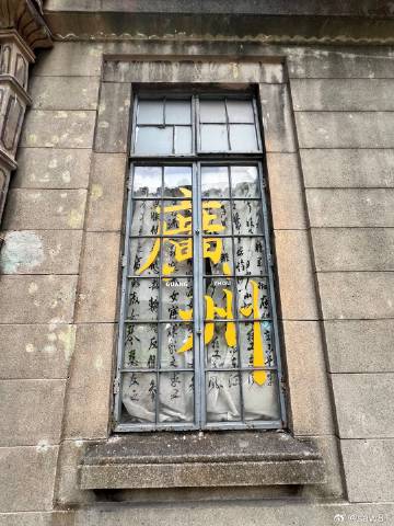 带小家伙逛沙面岛<br />热到发黏<br />但是她也没有抱怨<br...