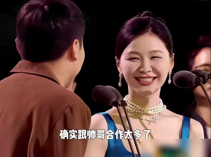 徐志胜说金靖哪都好，就是跟帅哥合作太多了，转头就毛遂自荐，下回多跟我搭。这话一出口，全场笑翻，明摆着是变着法儿夸人。
可你翻翻金靖的履历，蔡徐坤车上五分半钟花絮，李佳琦直播间被说像原地结婚，张凌赫跟她互怼到踢飞道具。哪个不是高颜值顶流，哪个没跟她整出点出圈名场面。
关键是这些帅哥平时端着，一碰见