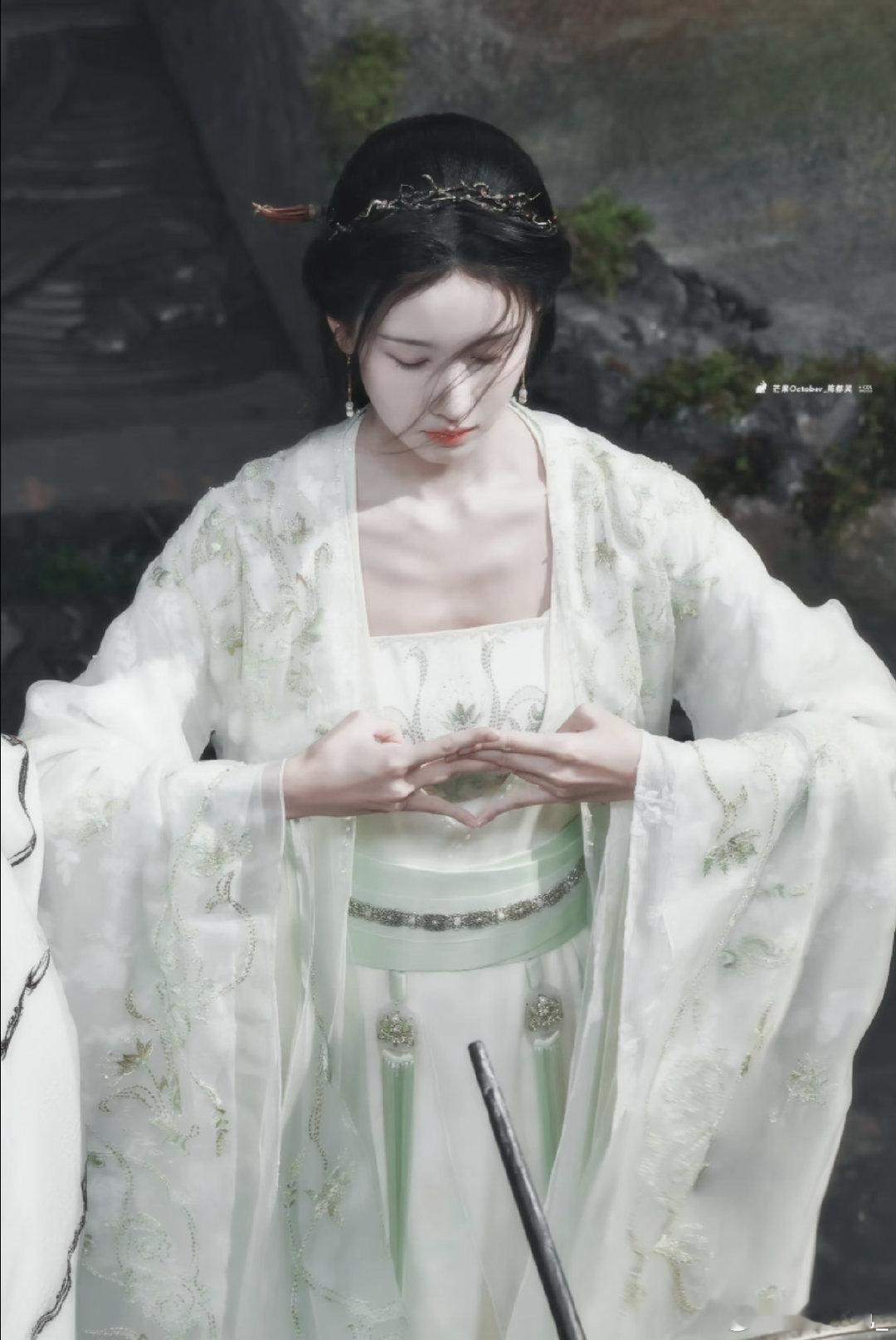 #陈都灵[超话]# 

「秋水为神玉为骨」 ​