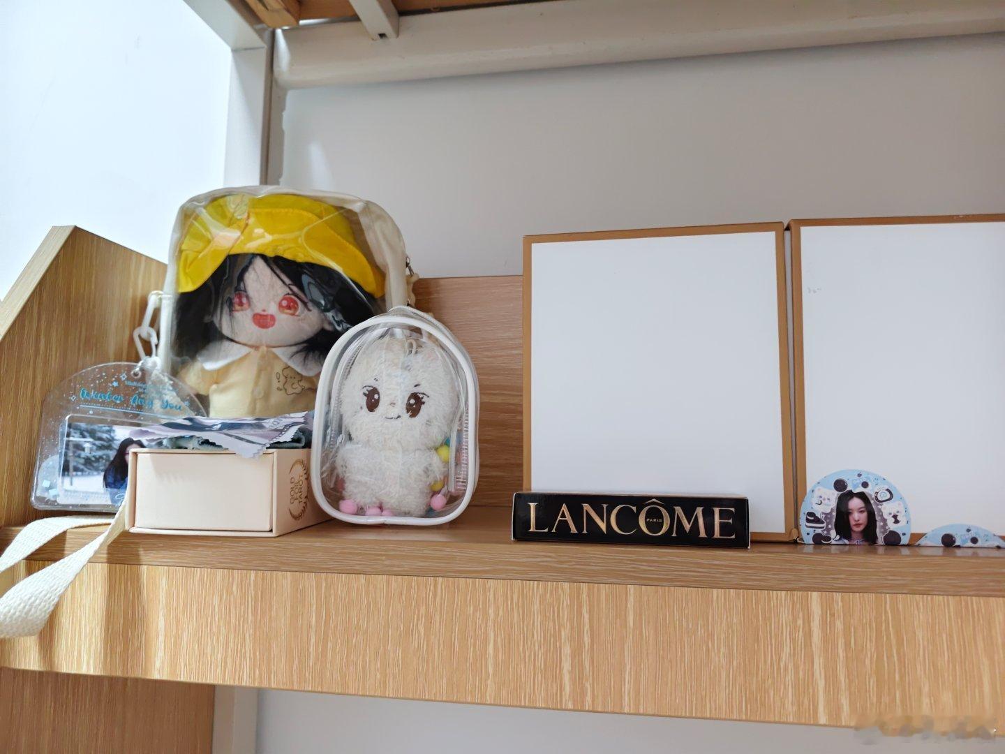 #倪妮[超话]#[么么哒]#倪妮# 
来上大学了 好幸福吧 周边全部带来了，有一部分是我家产的周边😋
​