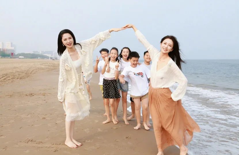 佟丽娅晒高露儿子正脸母子俩长得太像了，一群孩子一起过节好开心 ​