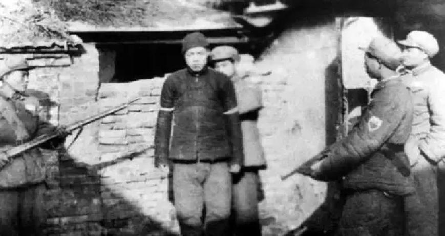 1947年的一天，晋冀鲁豫野战军6纵参谋长王毓淮率部行军，前往1户老乡家里借水喝。进门后，这家的儿媳妇眼巴巴望着，王参谋长一眼认出：“这是文工团女战士。”当即，王参谋长掏枪，将屋内的“恶霸”一家控制住了。
 
那女人肩膀一抖，眼泪直往下掉，却没出声。王毓淮手一挥，两个战士立刻上前，把那缩在墙角的老汉